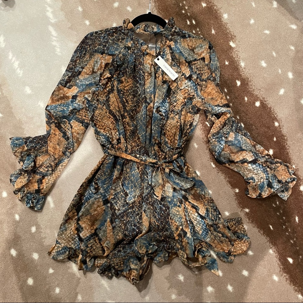 Brand new without tag. Never worn. Olivaceous long sleeve romper. Size S